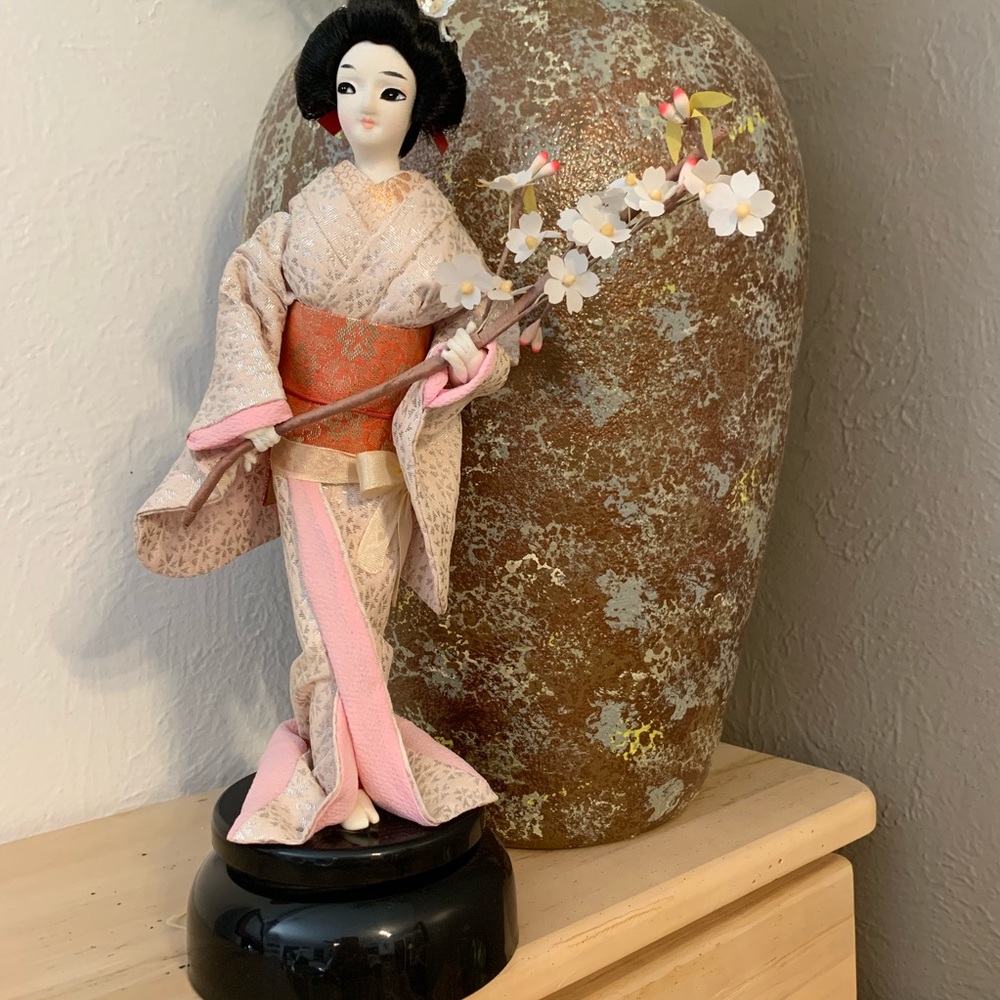 Musical Geisha Doll